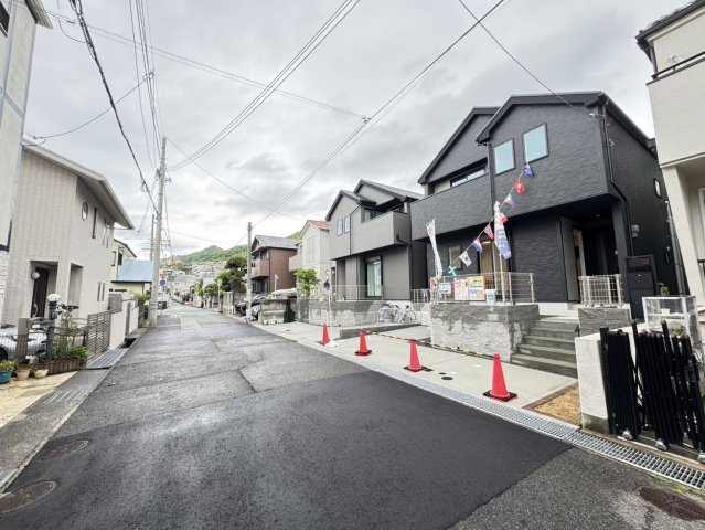 高尾通１丁目新築戸建の前面道路含む現地写真