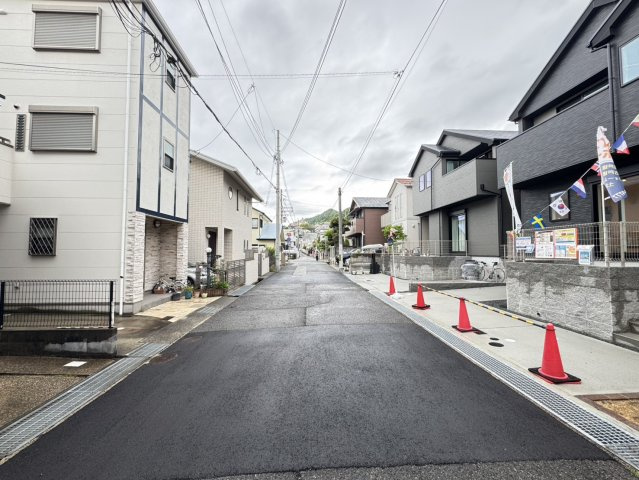 高尾通１丁目新築戸建の前面道路含む現地写真