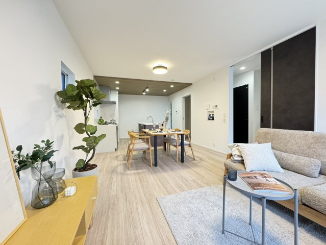 高尾通１丁目新築戸建の居間・リビング|家族とコミュニケーションが取りやすいオープンキッチンリビング。料理中でも家族の様子が見え、会話がしやすくなります。小さなお子様がいる家庭にも安心です。