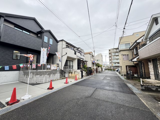 高尾通１丁目新築戸建の前面道路含む現地写真|前面道路が広々約６ｍで開放感がございます。