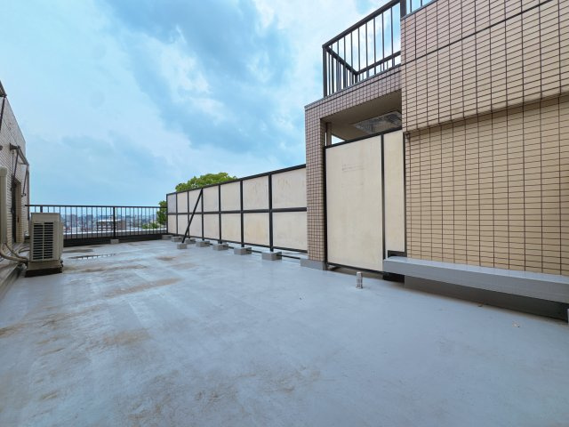 【バルコニー】 | アンビエント松崎、A棟☆仲介手数料無料☆ | 開放感あふれるプライベートスカイテラス。週末は友人を招いてべランピングや、夜空を眺めながら贅沢なティータイムを。住まいの中に、日常を忘れる特別な場所を。