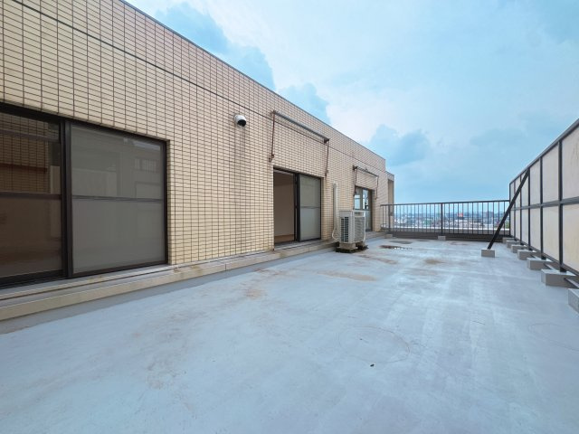 【バルコニー】 | アンビエント松崎、A棟☆仲介手数料無料☆ | 視界を遮るもののない、ルーフバルコニーならではの大パノラマ。心地よい風が通り抜け、一日中太陽の恩恵を感じられる開放的な空間です。街並みを一望する特等席で、心豊かなひとときを。