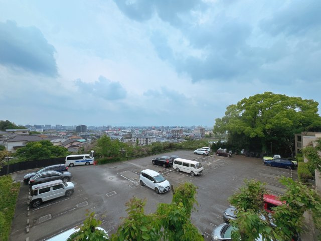 【展望】 | アンビエント松崎、A棟☆仲介手数料無料☆ | 空とつながる、もうひとつのリビング。朝の澄んだ空気、夕暮れのグラデーション、きらめく夜景。移りゆく季節の表情を、一番近くで感じられる贅沢がここにあります。