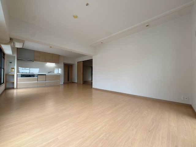 【居間・リビング】 | アンビエント松崎、A棟☆仲介手数料無料☆ | 景観を楽しみながら家族で寛げる、開放感あふれるリビングです。