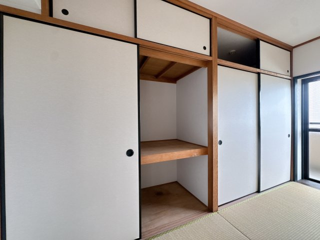 【収納】 | アンビエント松崎、A棟☆仲介手数料無料☆ | 大きな押し入れがある和室は、季節物の家電や布団もスッキリ収納。急な来客時も、サッと荷物を片付けておもてなしの空間に早変わり。リビングを常に広く保つための「鍵」となる一室です。