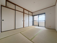 【和室】 | アンビエント松崎、A棟☆仲介手数料無料☆ | 【表替え済み】新しく生まれ変わった清潔感溢れる和室。畳の香りに包まれながら、お子様のプレイスペースや家事の合間の休憩場所として、心地よくお使いいただけます。