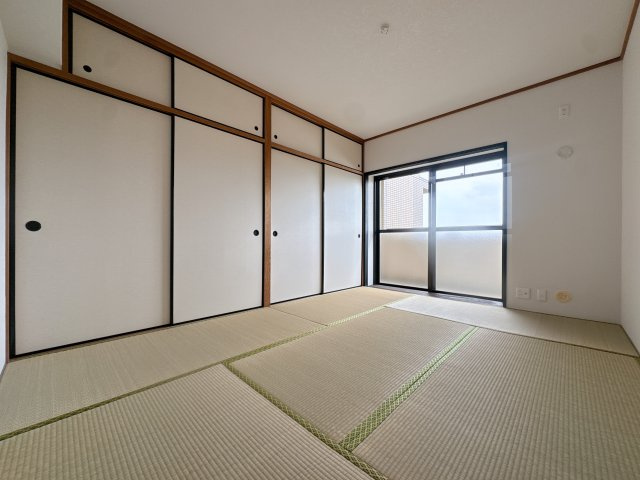 【和室】 | アンビエント松崎、A棟☆仲介手数料無料☆ | 【表替え済み】新しく生まれ変わった清潔感溢れる和室。畳の香りに包まれながら、お子様のプレイスペースや家事の合間の休憩場所として、心地よくお使いいただけます。