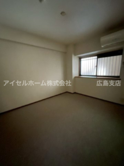 【洋室】 | プレジデント皇神大広 | コンパクトで使いやすい洋室です。