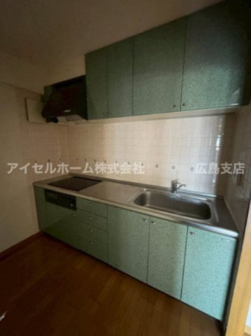 【キッチン】 | プレジデント皇神大広 | IHクッキングヒーター採用。収納も豊富で鍋やフライパン、調理道具一式を全て収納してもまだ余裕がありそうです。