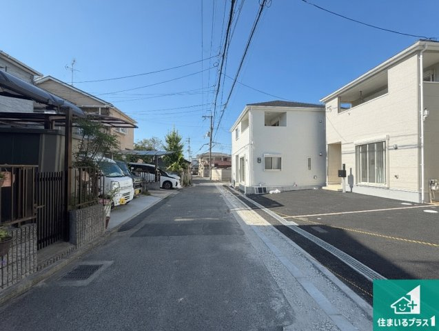 松原市立部　第5期　新築一戸建ての前面道路含む現地写真|周辺は閑静な住宅街！前面道路広々で車の出し入れも便利です。駐車が苦手な方でも安心して車庫入れできます！