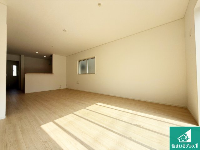 松原市立部　第5期　新築一戸建ての居間・リビング|シンプルなリビングは、観葉植物等のインテリアを楽しめますね！パパ好みにも、ママ好みにも家具次第で雰囲気を変えることができます！