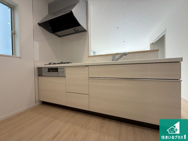 松原市立部　第5期　新築一戸建てのキッチン|リビングと統一感があり、使い勝手のいいキッチン。広々としているので、二人並んで作業が出来ちゃいます。お子様と一緒に色々なお料理に挑戦できるスペースがあります。