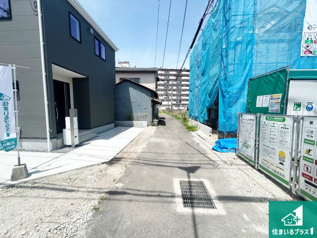 貝塚市堀　第1期　新築一戸建ての前面道路含む現地写真|周辺は閑静な住宅街！前面道路広々で車の出し入れも便利です。駐車が苦手な方でも安心して車庫入れできます！