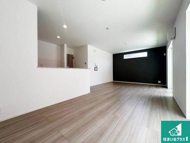 貝塚市堀　第1期　新築一戸建ての居間・リビング|日当たり良好の明るいリビングで朝の目覚めもスッキリできそう！対面キッチンでご家族のコミュニケーションも自然と増える設計！小さなお子様が遊ぶスペースを作っても広々とくつろげるLDK！