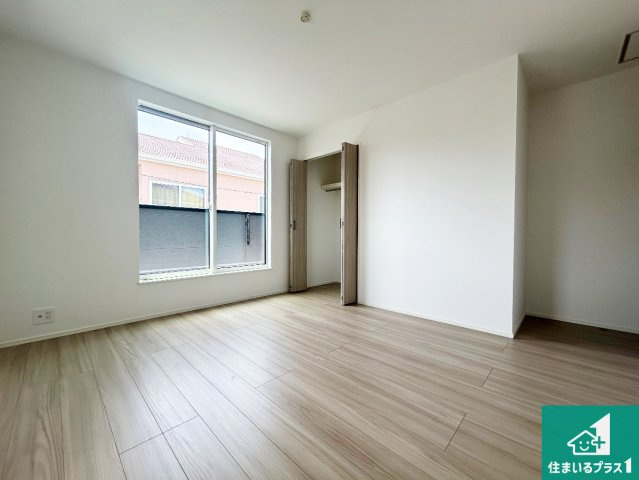 ♦貝塚市堀　第1期　新築一戸建ての洋室|シンプルな洋室は、自分好みのインテリアが楽しめます♪ご家族とインテリアや家具を選びに行くのは入居時の醍醐味の一つです。ぜひお楽しみください♪