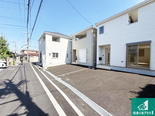 ◆松原市立部　第5期　新築一戸建ての前面道路含む現地写真|周辺は閑静な住宅街！前面道路広々で車の出し入れも便利です。駐車が苦手な方でも安心して車庫入れできます！