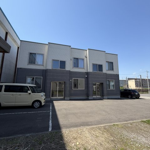 グランラヴィーヌ栄町の駐車場|車をお持ちの方に嬉しい駐車場付きの物件です