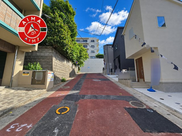 福岡市南区寺塚2丁目第1-3棟（2号棟）の前面道路含む現地写真|前面道路は閑静な住宅地をはしる車通りの少ない道路。お車の出し入れが苦手なママや小さなお子様にも安心ですね。しっかり舗装もされているので、ベビーカーや自転車で通っても快適に通行できます。