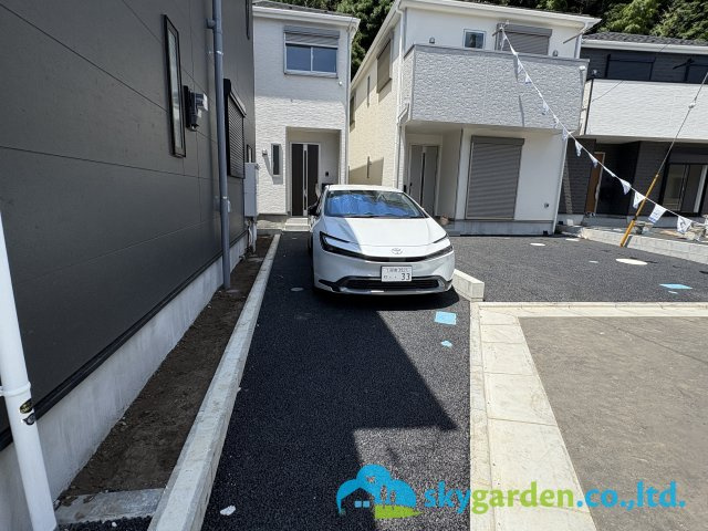 藤沢市城南第６（Ⅰ期）　新築戸建　全7棟２号棟の駐車場|車種により２台駐車可
