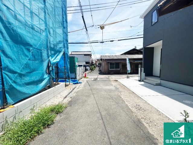貝塚市堀　第1期　新築一戸建ての前面道路含む現地写真|周辺は落ち着いた街並みの住宅地！子育てがしやすい住環境です！まだ未完成ですが、現地でしかわからない事もございます。是非一度ご覧ください。