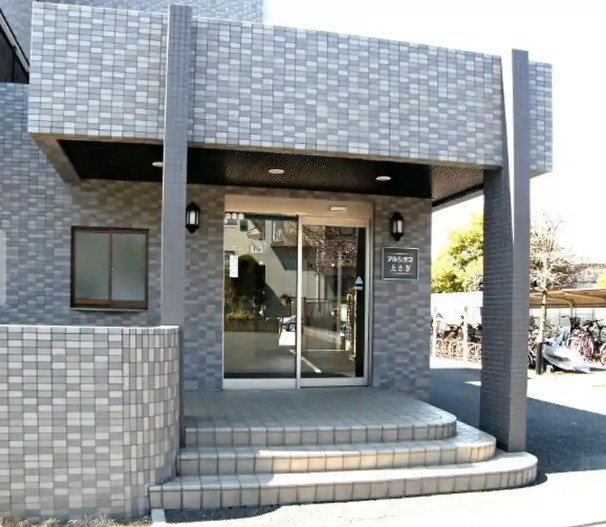 中野区上鷺宮２丁目の賃貸マンションのエントランス