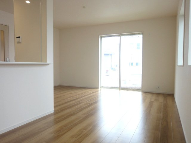 リーブルガーデンS高崎市箕郷町西明屋　1号棟の居間・リビング|16.2帖リビング♪カウンターキッチンなのでお料理をしながら会話もできます。
夕食の支度をしながら、お子様の様子も見られて自然と会話も増えますよ♪
