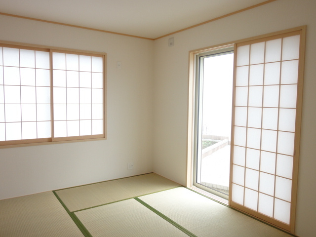 リーブルガーデンS高崎市箕郷町西明屋　1号棟の和室|1階和室6.0帖です。い草香る和室はくつろぎスペースに最適ですよ♪