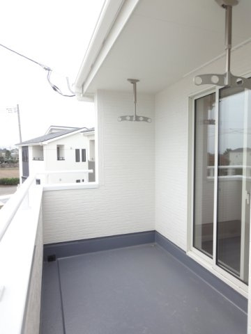 リーブルガーデンS高崎市箕郷町西明屋　1号棟のバルコニー|奥行きのあるワイドバルコニーです。洗濯物も沢山干せて便利です！南面バルコニーは、室内にも暖かな陽光を取り入れることができます☆