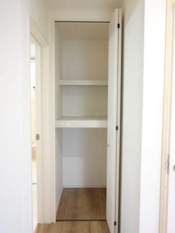 リーブルガーデンS高崎市箕郷町西明屋　1号棟の収納|１階廊下にちょっとした収納ついています！掃除道具の収納にいかがでしょうか。