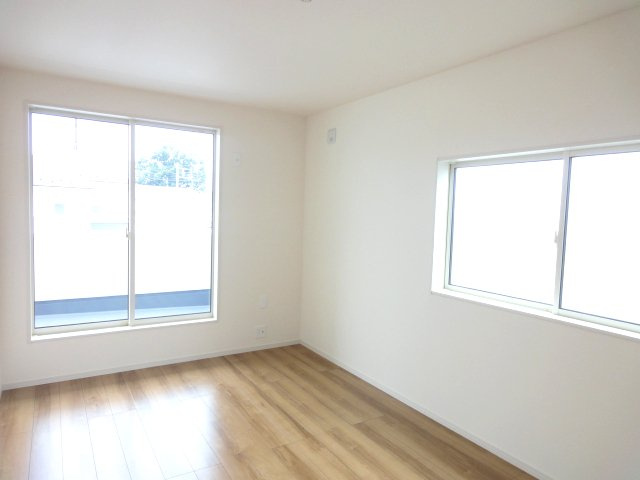 リーブルガーデンS高崎市箕郷町西明屋　1号棟の洋室|２階洋室１です♪
