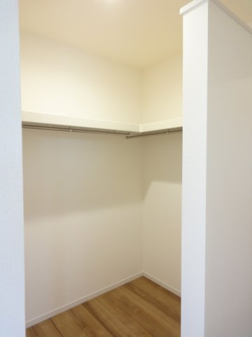 リーブルガーデンS高崎市箕郷町西明屋　1号棟の収納|２階洋室1収納です。
ウォークインクローゼットです！人が入れる程の広さです。