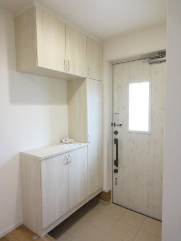 リーブルガーデンS高崎市箕郷町西明屋　1号棟の玄関|収納もある玄関です