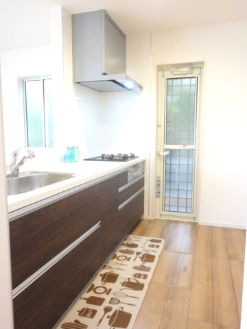 リーブルガーデンS高崎市箕郷町西明屋　1号棟のキッチン|人気のカウンターキッチン採用です☆ゴミ出しに便利な勝手口付き！
コンロも３口ご用意しています！調理スペースも広くストレスなくお料理できます。
浄水器つきなので美味しいお水も飲めますよ♪