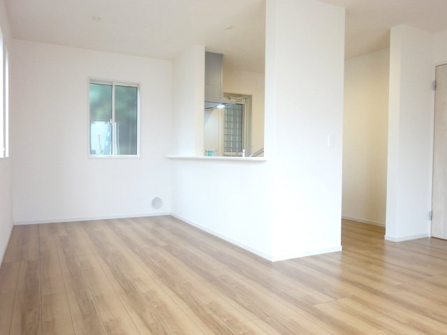リーブルガーデンS高崎市箕郷町西明屋　1号棟の居間・リビング|人気の対面式キッチンを配した空間はお好みの家具も合わせやすく、家族がくつろぐ快適な空間造りをサポート。窓からは明るい陽光が差し込みます。