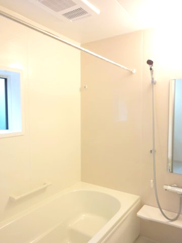 リーブルガーデンS高崎市箕郷町西明屋　1号棟の浴室|１坪タイプのフルオートバスです！
足を延ばして入れる広さなので一日の疲れも癒されますよ♪
室内物干しや浴室乾燥機もあるのでお天気の悪い日にはランドリースペースとしてもご利用できます！