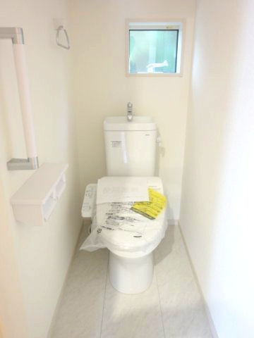 リーブルガーデンS高崎市箕郷町西明屋　1号棟のトイレ|1階トイレです。清潔感のある白を基調としています。
温水洗浄・便座暖房機能の付いた快適なトイレです☆
