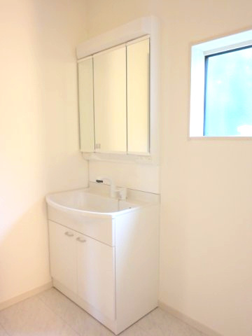 リーブルガーデンS高崎市箕郷町西明屋　1号棟の独立洗面台|シャワー水栓付き洗面台で朝の身支度もバッチリです！
洗面台には収納スペースもあり洗面室もすっきり片付きますよ！
