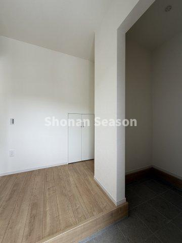 【現地画像あり】厚木市鳶尾1期　全2棟　1号棟の玄関|ベビーカーやアウトドア用品の収納がしやすい土間収納付き◎