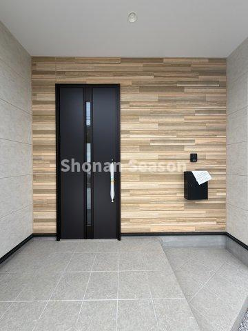 【現地画像あり】厚木市鳶尾1期　全2棟　1号棟の玄関|教育施設や生活利便施設が整っている、子育て世帯にも嬉しい住環境◎
