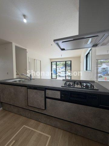 【現地画像あり】厚木市鳶尾1期　全2棟　1号棟のキッチン|開放感のあるキッチンスペースで毎日の家事も気分が上がりそうですね◎