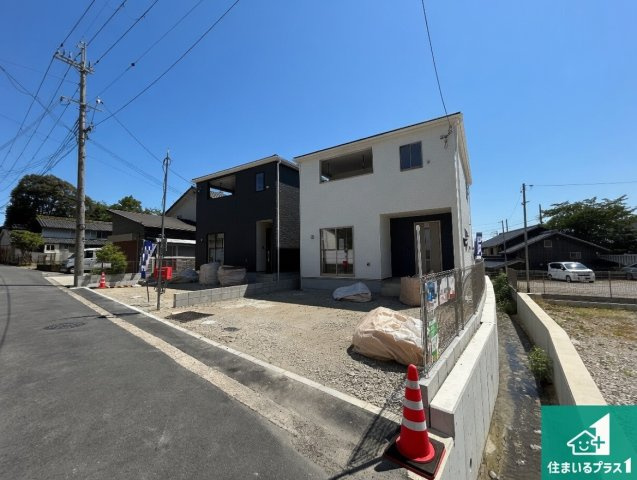 ●29(土)30(日)現地説明会！　奈良市白毫寺町　ラスト1邸の前面道路含む現地写真|周辺は閑静な住宅街！前面道路広々で車の出し入れも便利です。駐車が苦手な方でも安心して車庫入れできます！