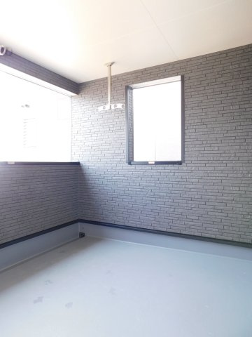 海部郡蟹江町錦１丁目の新築一戸建のバルコニー|◇バルコニー◇　　急な天候の変化でも安心な広々インナーバルコニー♪　外部コンセント完備