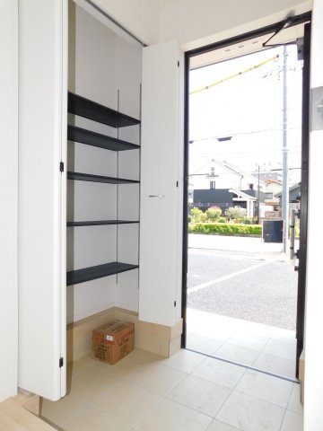 海部郡蟹江町錦１丁目の新築一戸建の玄関|◇玄関収納◇　　玄関がスッキリと片付く可動棚の収納完備！