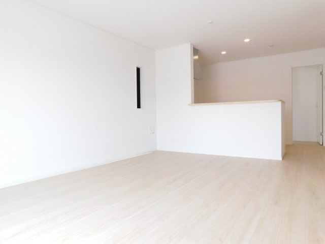 海部郡蟹江町錦１丁目の新築一戸建の居間・リビング|◇リビング◇　　南面で明るいリビング１６．０帖　会話が弾む対面キッチン♪