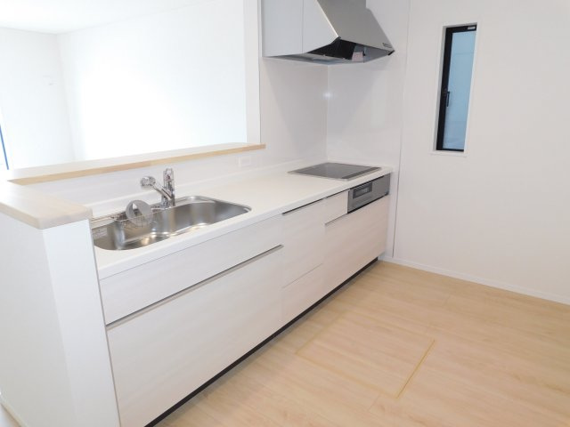 海部郡蟹江町錦１丁目の新築一戸建のキッチン|◇キッチン◇　　人気の対面式・ＩＨクッキングヒーター・人造大理石トップシステムキッチン・浄水器一体型水栓・静音仕様シンク・前面コンセント完備・床下収納庫など