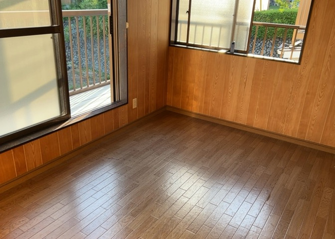 【洋室】 | 洋室のメリットは重い家具が置きやすく、身の回りが整理しやすいことです。 床がフローリングのため畳とは異なり凹みにくいです。 クローゼットなど収納が豊富で、普段使わない旅行カバンや服の整頓も簡単にです。