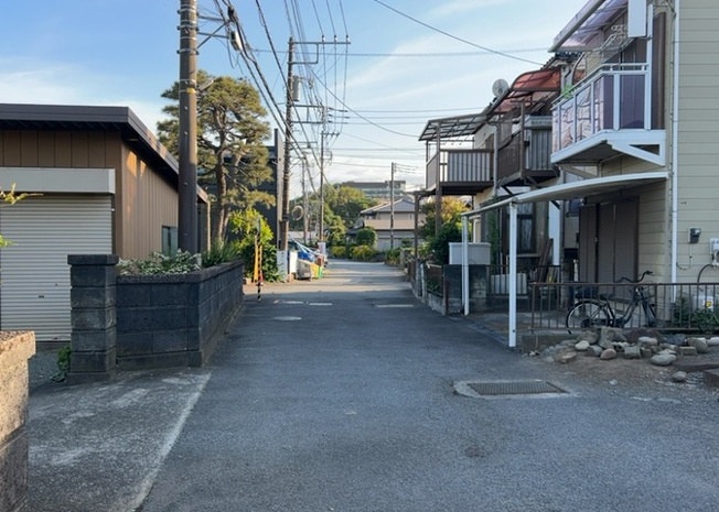 【前面道路含む現地写真】 | 住宅用の土地では前面道路に2m以上接していなければならないと法律で定められています。しかし、お持ちの車のサイズやライフスタイルなどにより、2mでは利便が悪い場合もございますので、事前に確認しましょう。