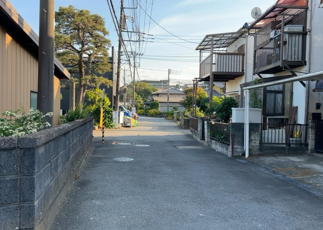 【前面道路含む現地写真】 | お持ちの車種によっては前面道路が広い方が便利でしょう。しかし、前面道路が広ければその分交通量が多くなるため、騒音などが気になる場合があります。実際に現地を見学し、周辺交通量や騒音などを確認しましょう！