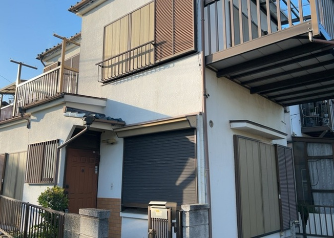 【構造・工法・仕様】 | 木造住宅とは土台、壁、柱など建築物の強度を支える構造体の材に木が使用されている構造を指します。構造体は建物の自重を支えるだけではなく風圧や水圧、積裁荷重などあらゆる衝撃に耐えるための基礎です。