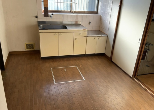 【居間・リビング】 | 直線タイプはLとDKを一直線に並べた形で対面キッチンのタイプです。一般的なのでよく見かけるかもしれません。直線タイプに似た直接アイランドタイプは、キッチンとダイニングの間に壁がない分広く感じられます。
